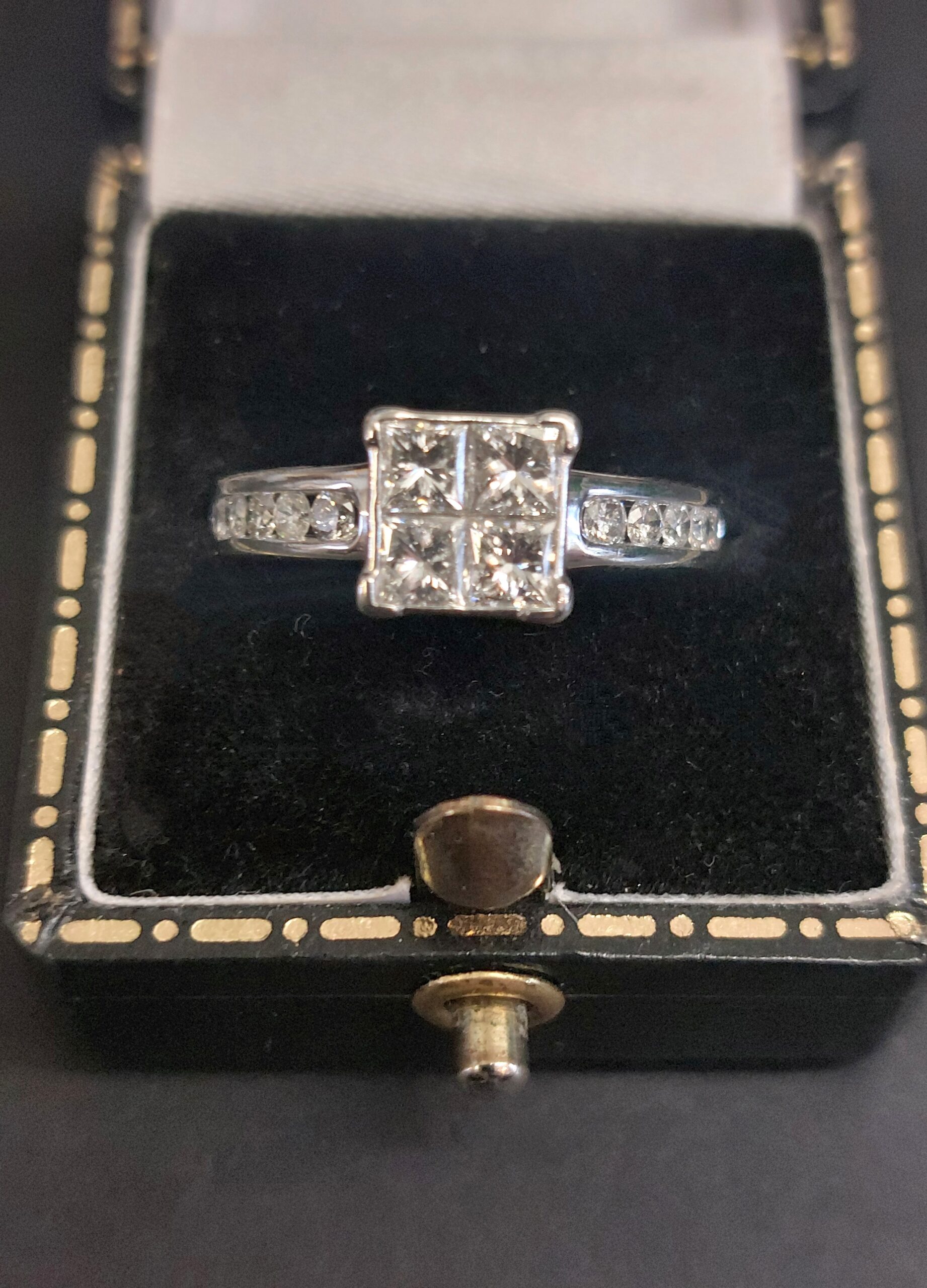 18ct W/Gold and Natural Diamond, Princess and Round Brilliant Cluster - Stunning - Image 2