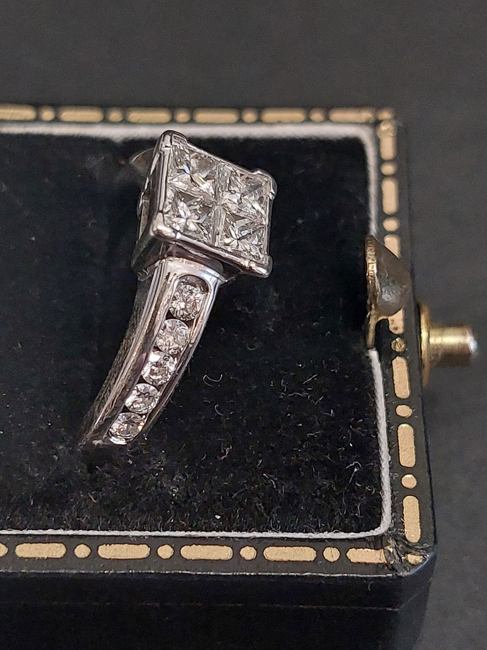 18ct W/Gold and Natural Diamond, Princess and Round Brilliant Cluster - Stunning - Image 4