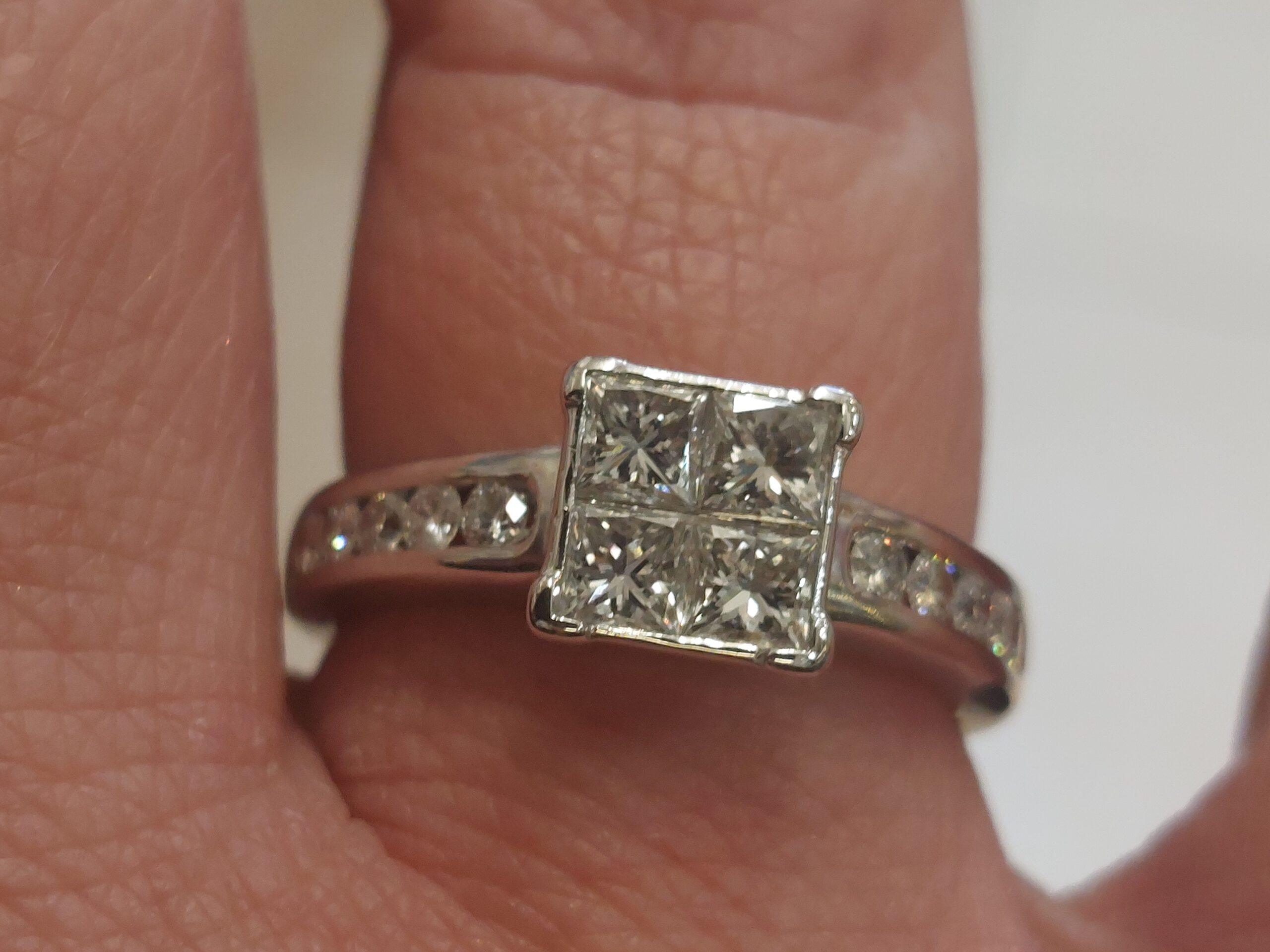 18ct W/Gold and Natural Diamond, Princess and Round Brilliant Cluster - Stunning - Image 15