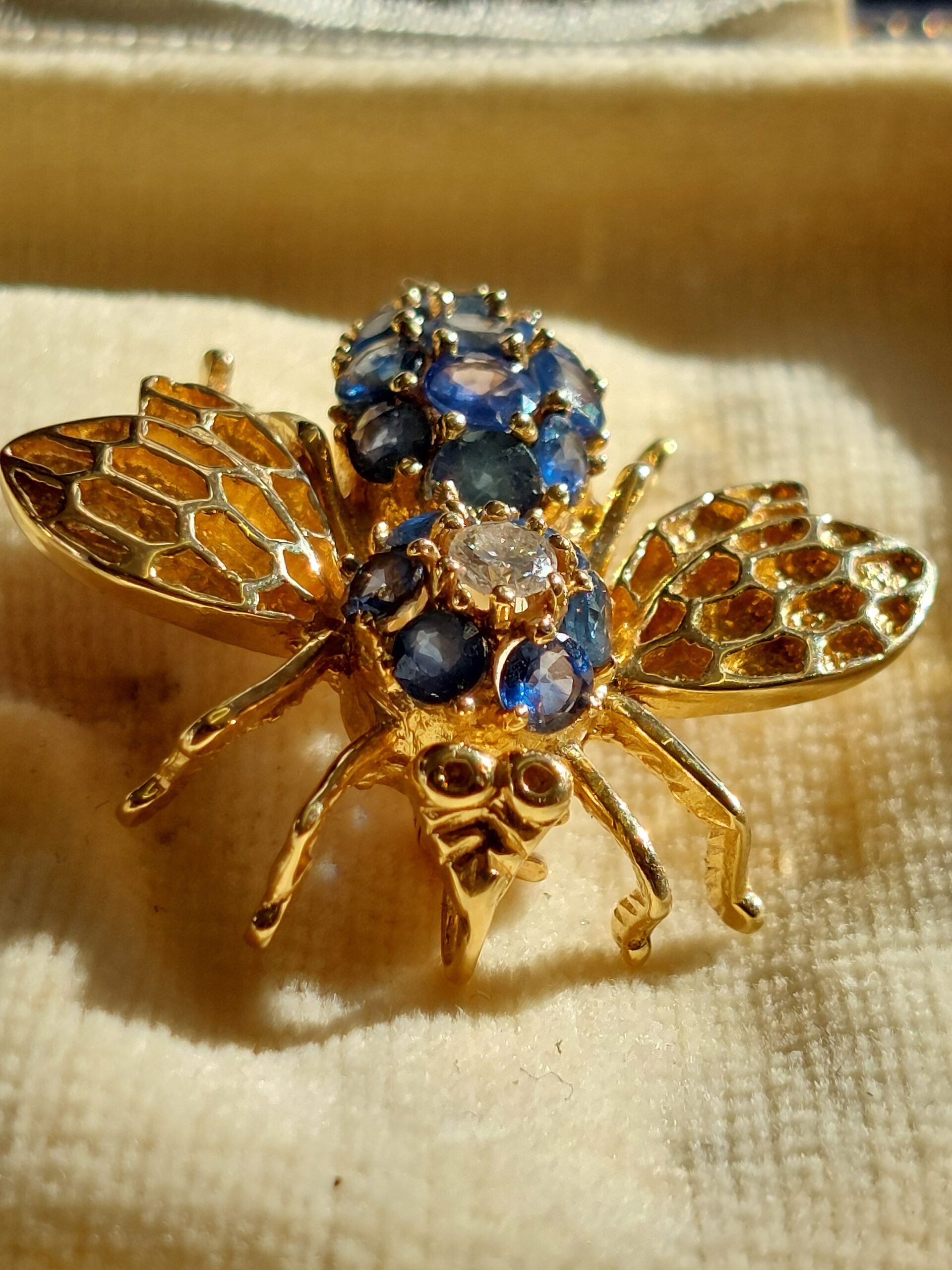 14ct Yellow Gold Natural Sapphire and Diamond Bug Brooch - Beautiful!!! - Image 4