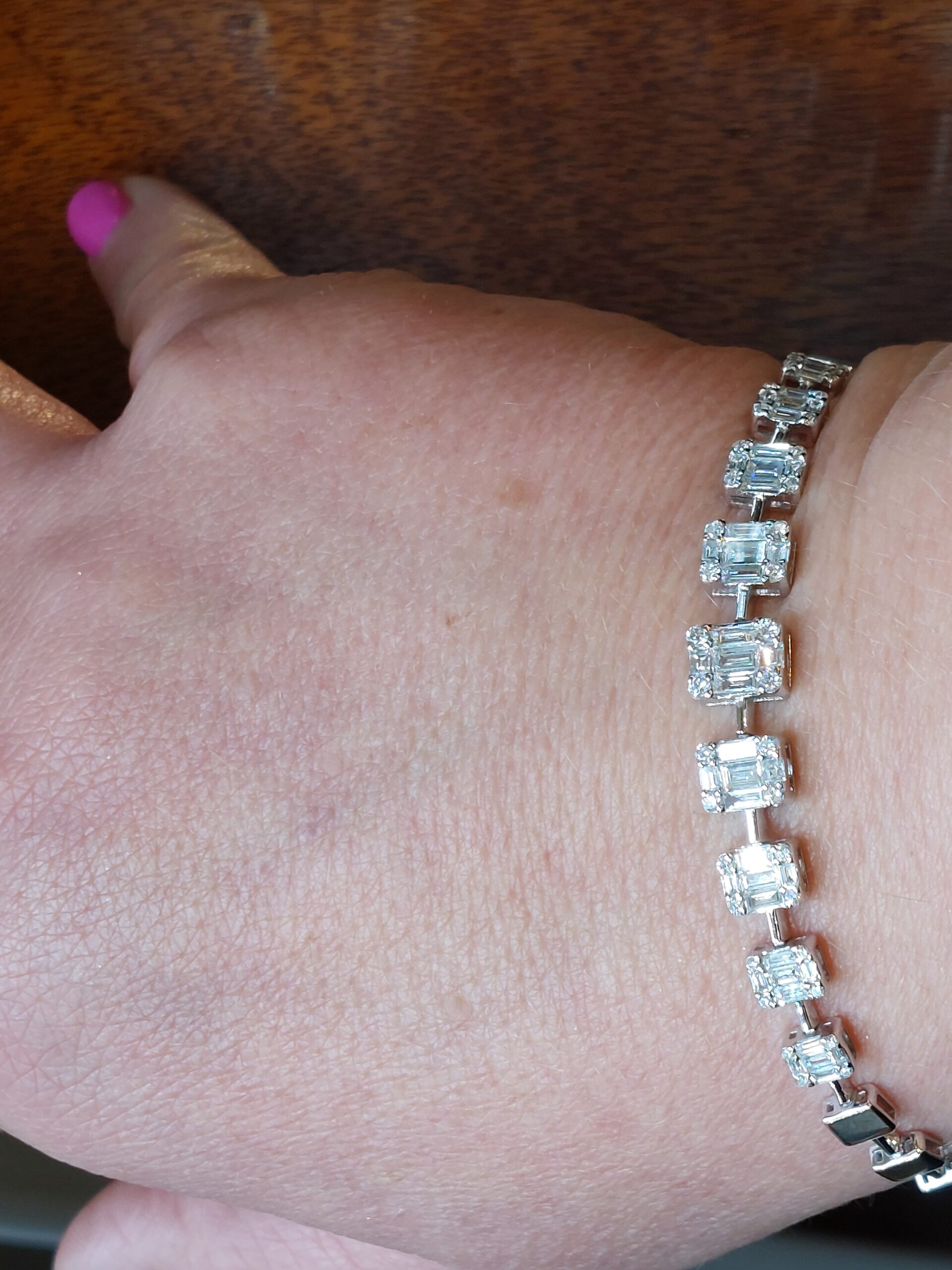 Stunning 18ct White Gold Natural Baguette & Round Brilliant Diamond bracelet - Image 17