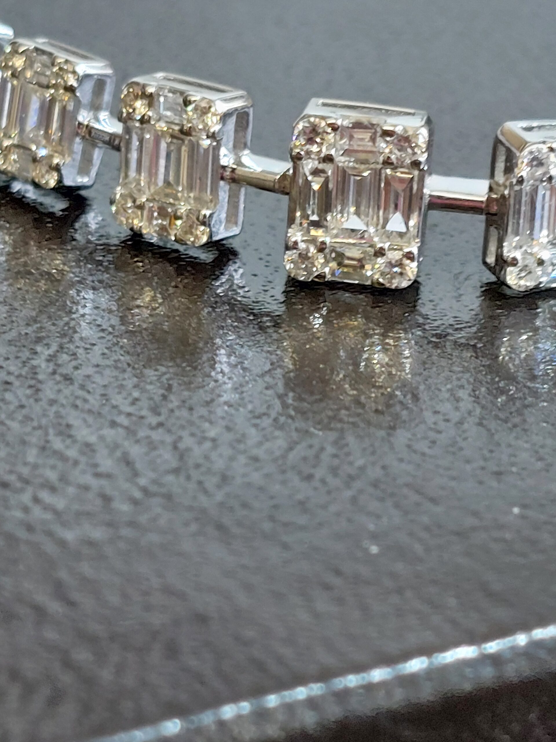 Stunning 18ct White Gold Natural Baguette & Round Brilliant Diamond bracelet - Image 15
