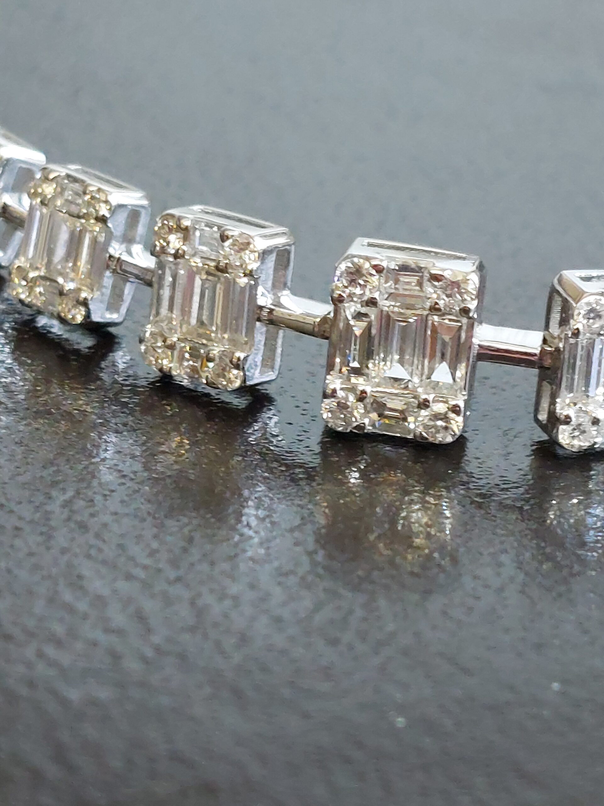 Stunning 18ct White Gold Natural Baguette & Round Brilliant Diamond bracelet - Image 14