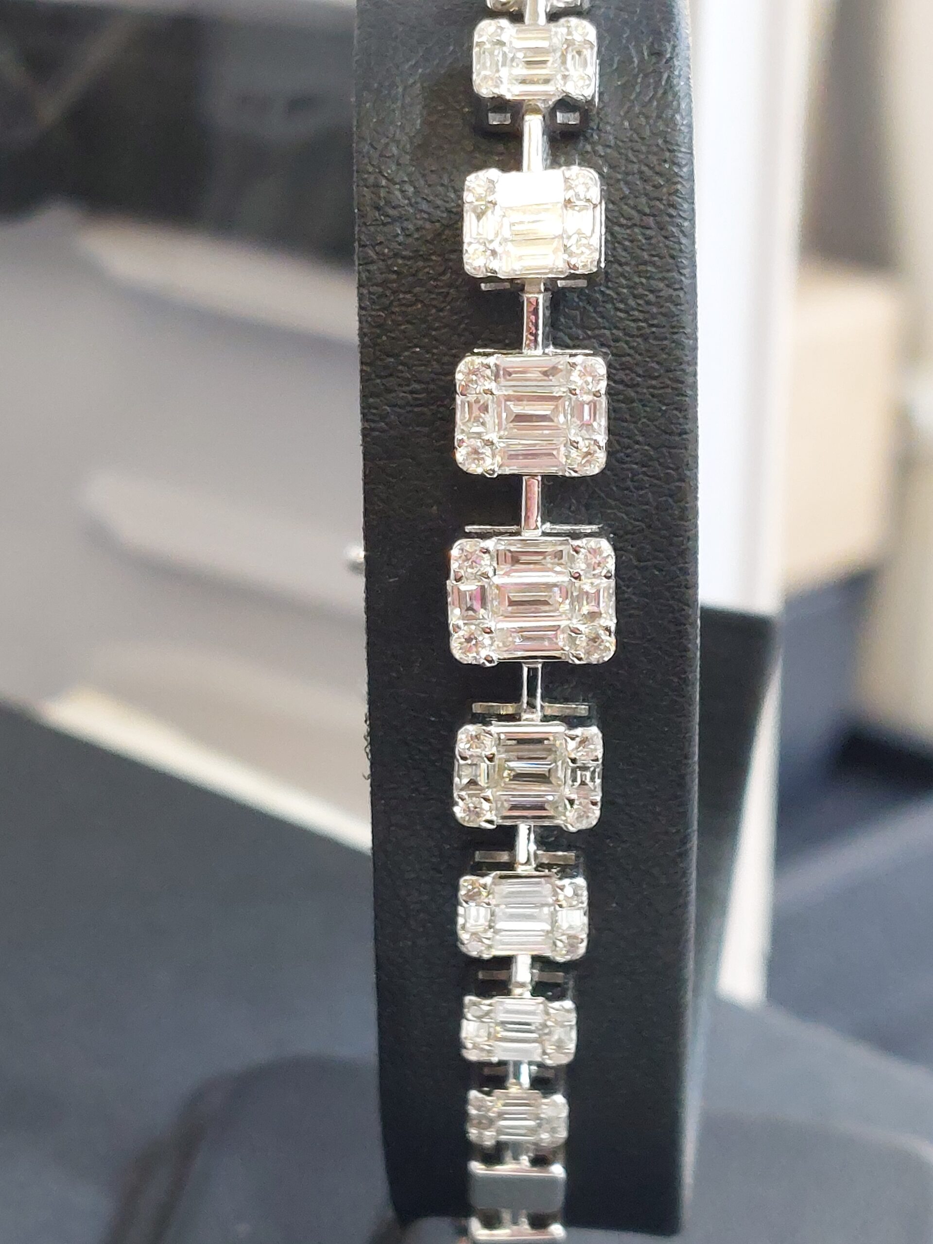 Stunning 18ct White Gold Natural Baguette & Round Brilliant Diamond bracelet - Image 12