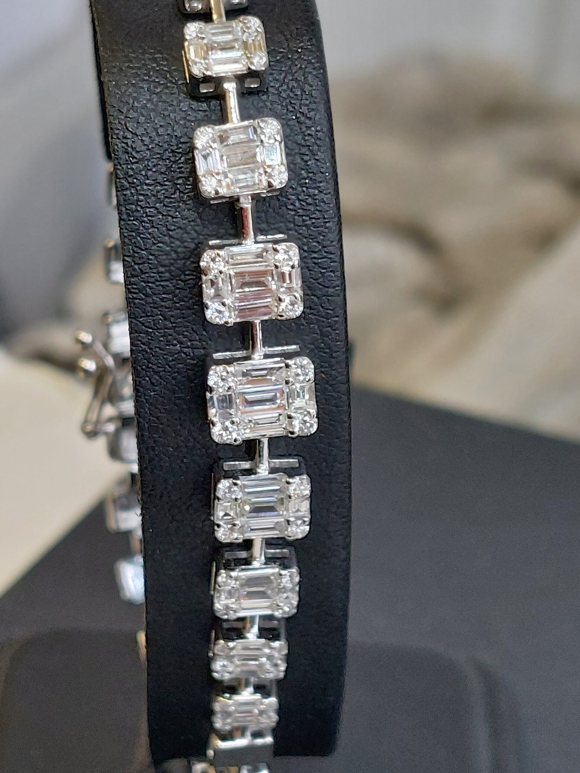 Stunning 18ct White Gold Natural Baguette & Round Brilliant Diamond bracelet - Image 11