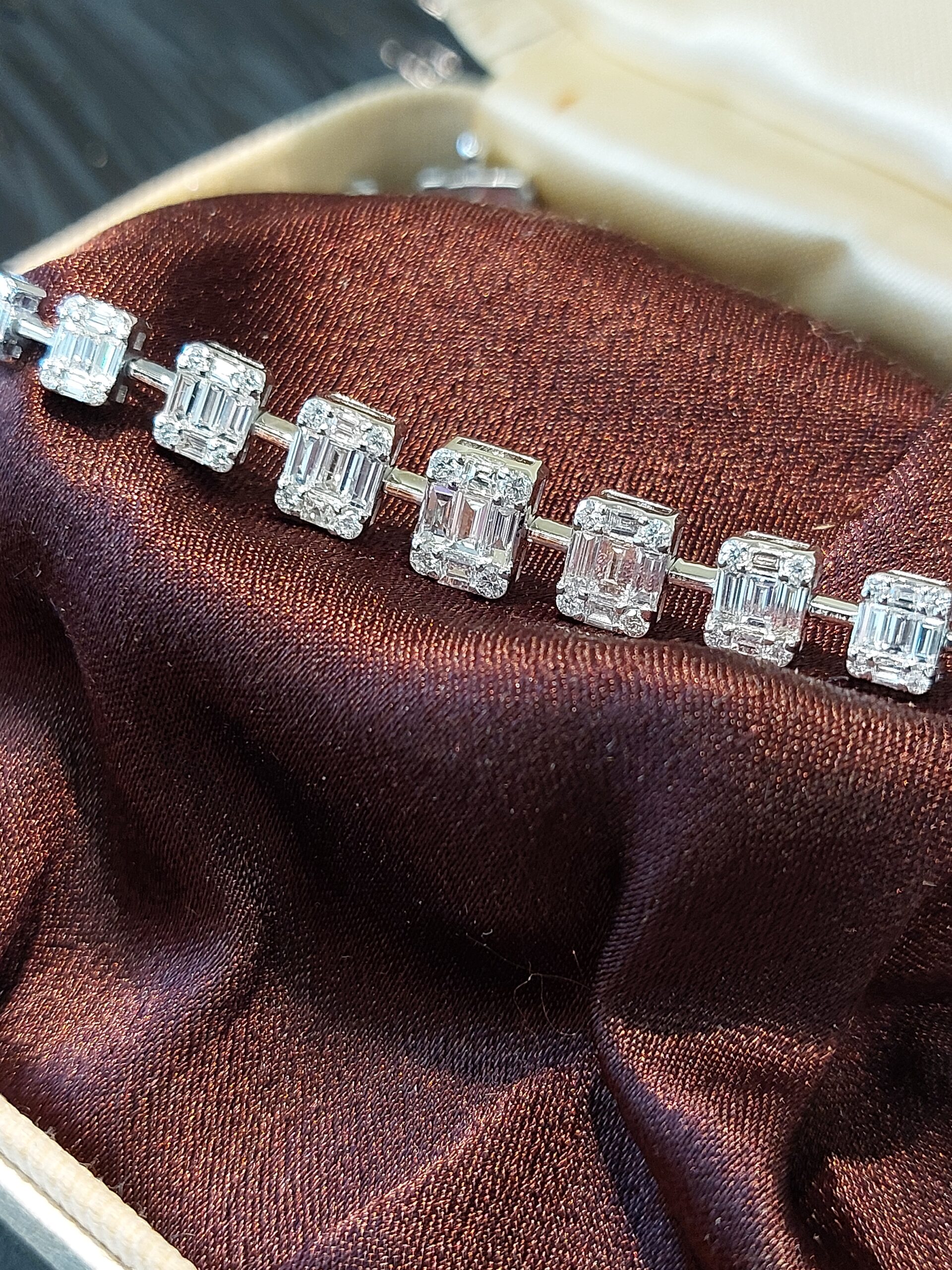 Stunning 18ct White Gold Natural Baguette & Round Brilliant Diamond bracelet - Image 7