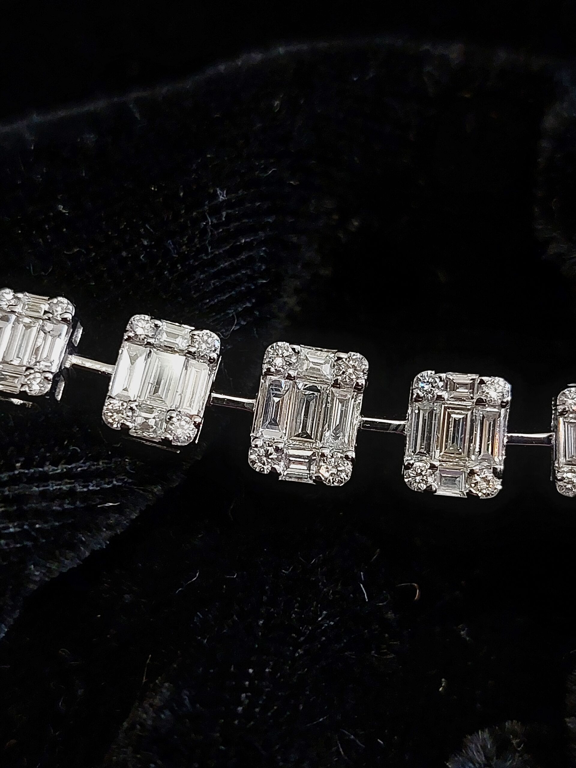 Stunning 18ct White Gold Natural Baguette & Round Brilliant Diamond bracelet - Image 5