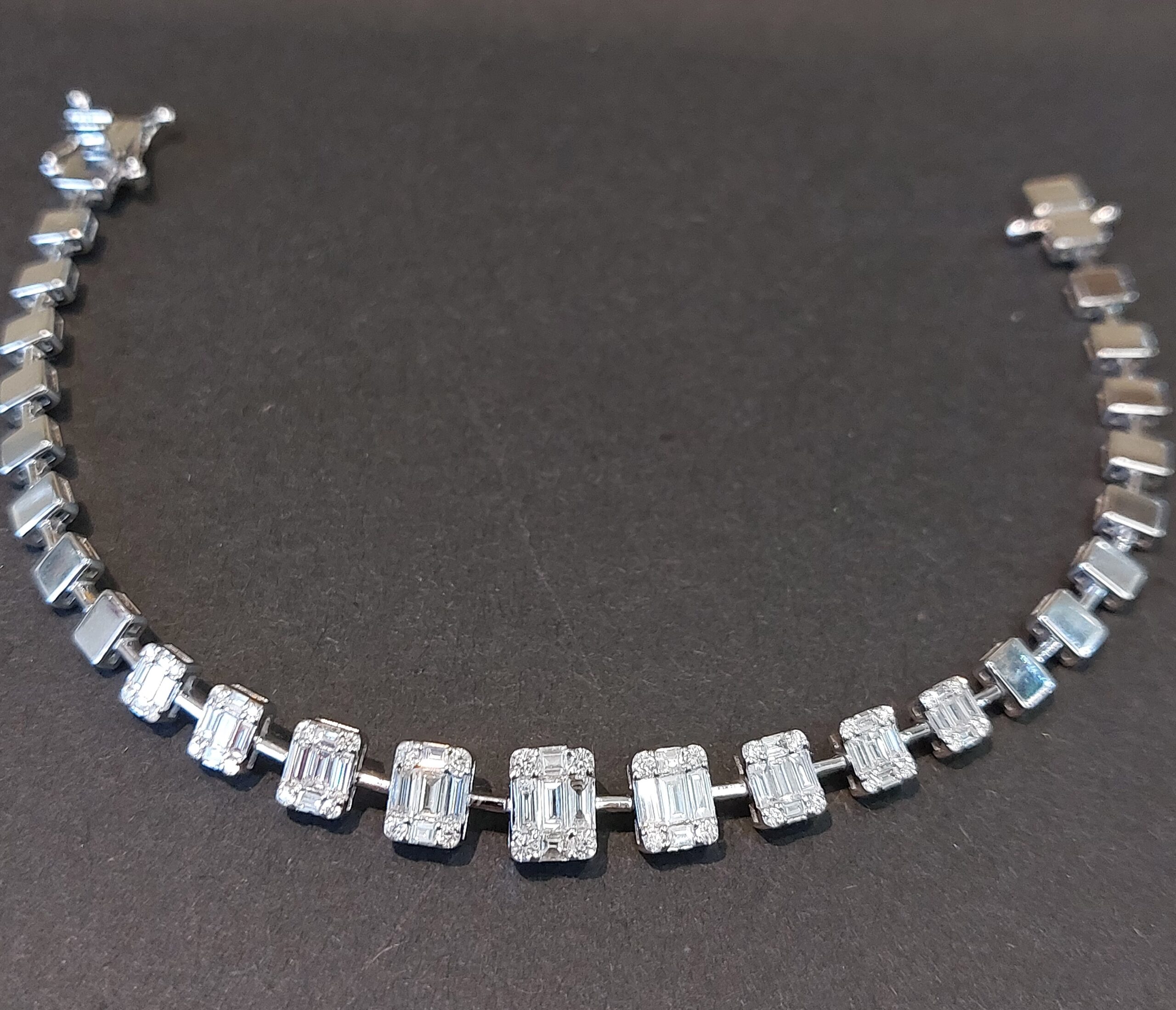 Stunning 18ct White Gold Natural Baguette & Round Brilliant Diamond bracelet