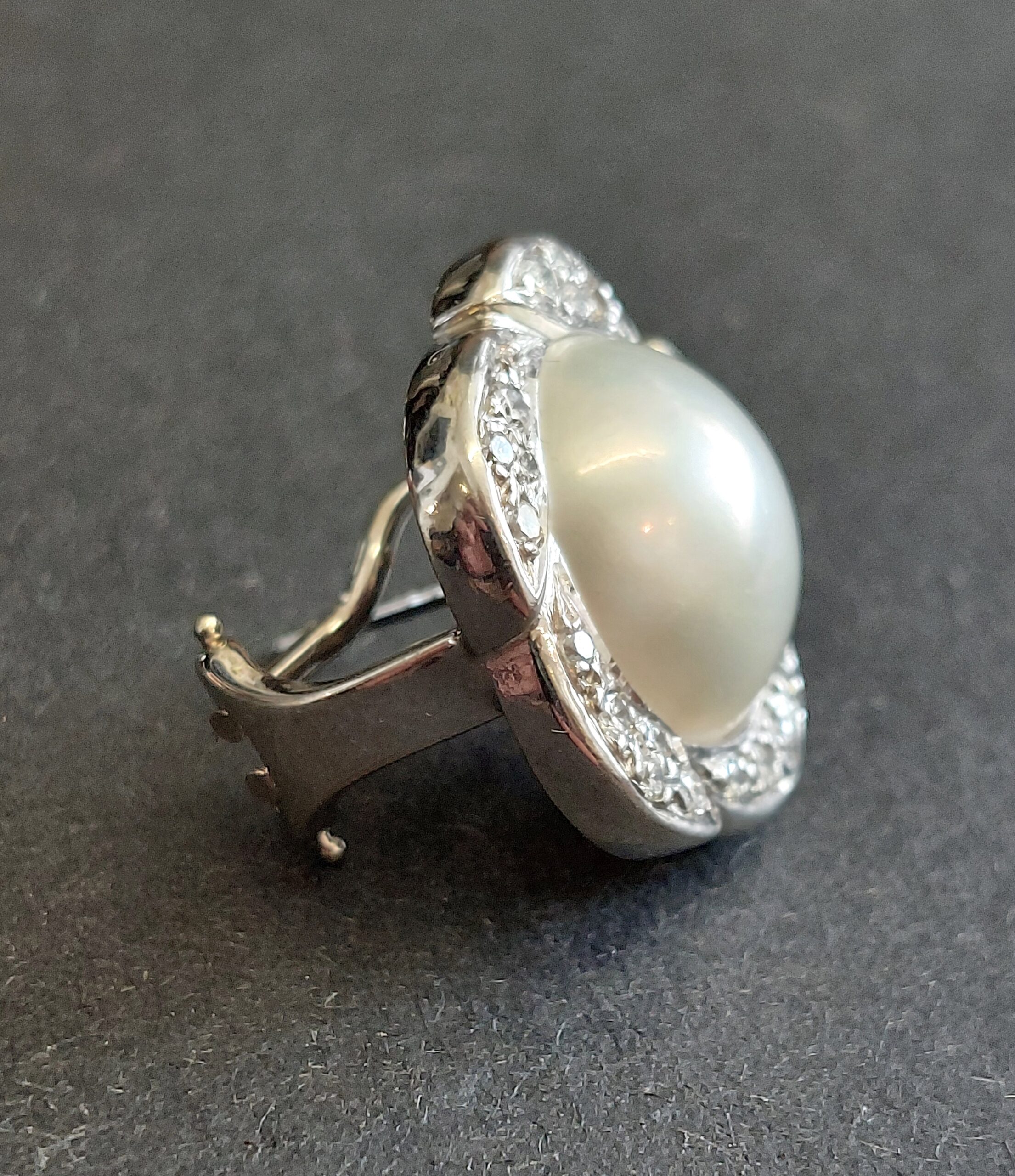 18ct White Gold Natural Diamond and Mobe Pearl Earrings - Image 4