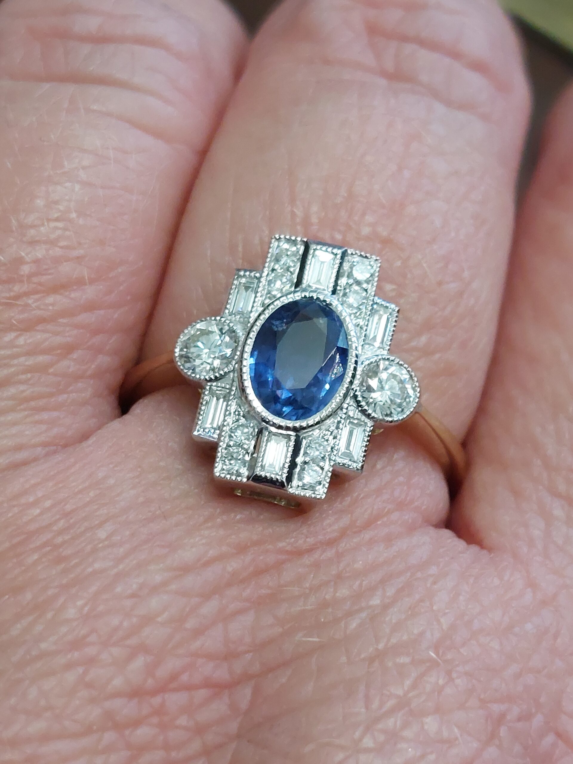 Ladies 18ct Y/G Natural Sapphire & Diamond Deco Style Ring - Stunning!!! - Image 2