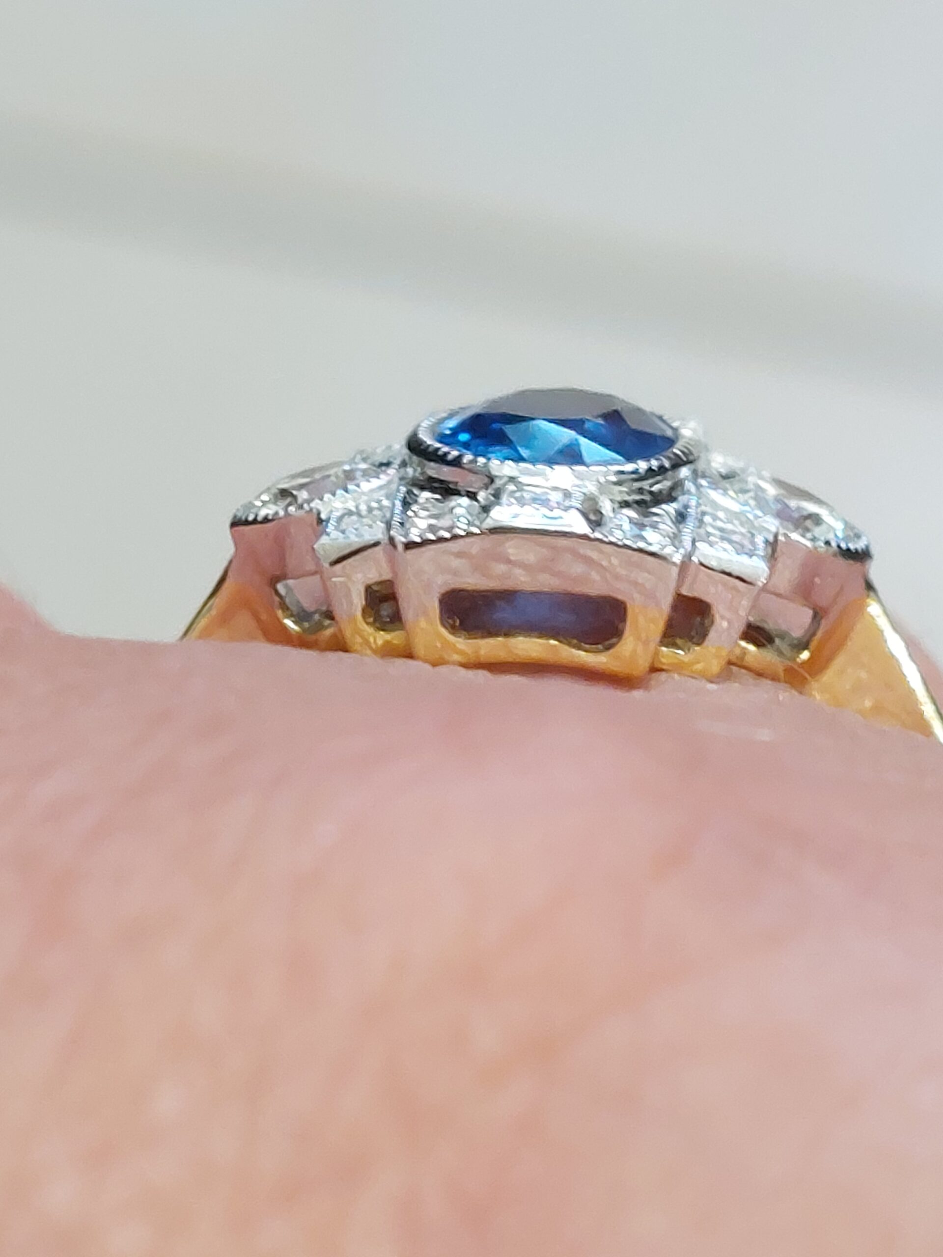 Ladies 18ct Y/G Natural Sapphire & Diamond Deco Style Ring - Stunning!!! - Image 3