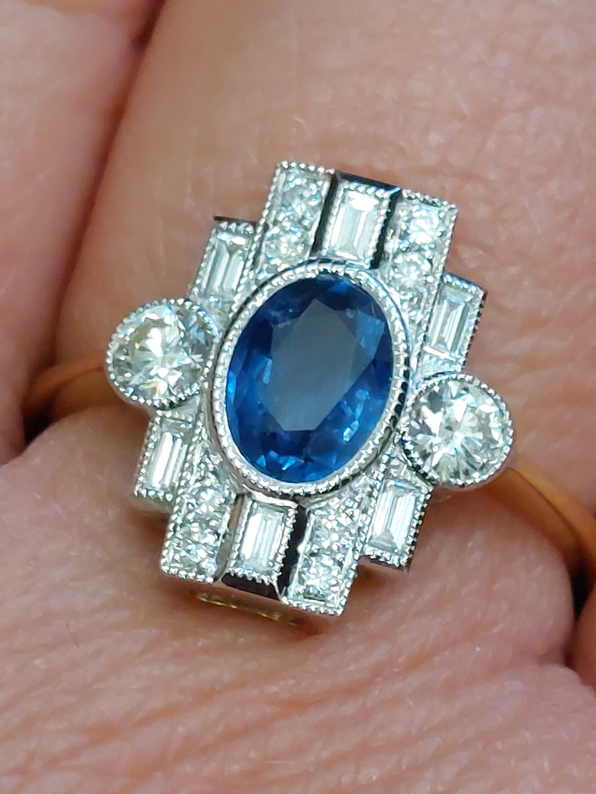 Ladies 18ct Y/G Natural Sapphire & Diamond Deco Style Ring - Stunning!!! - Image 6