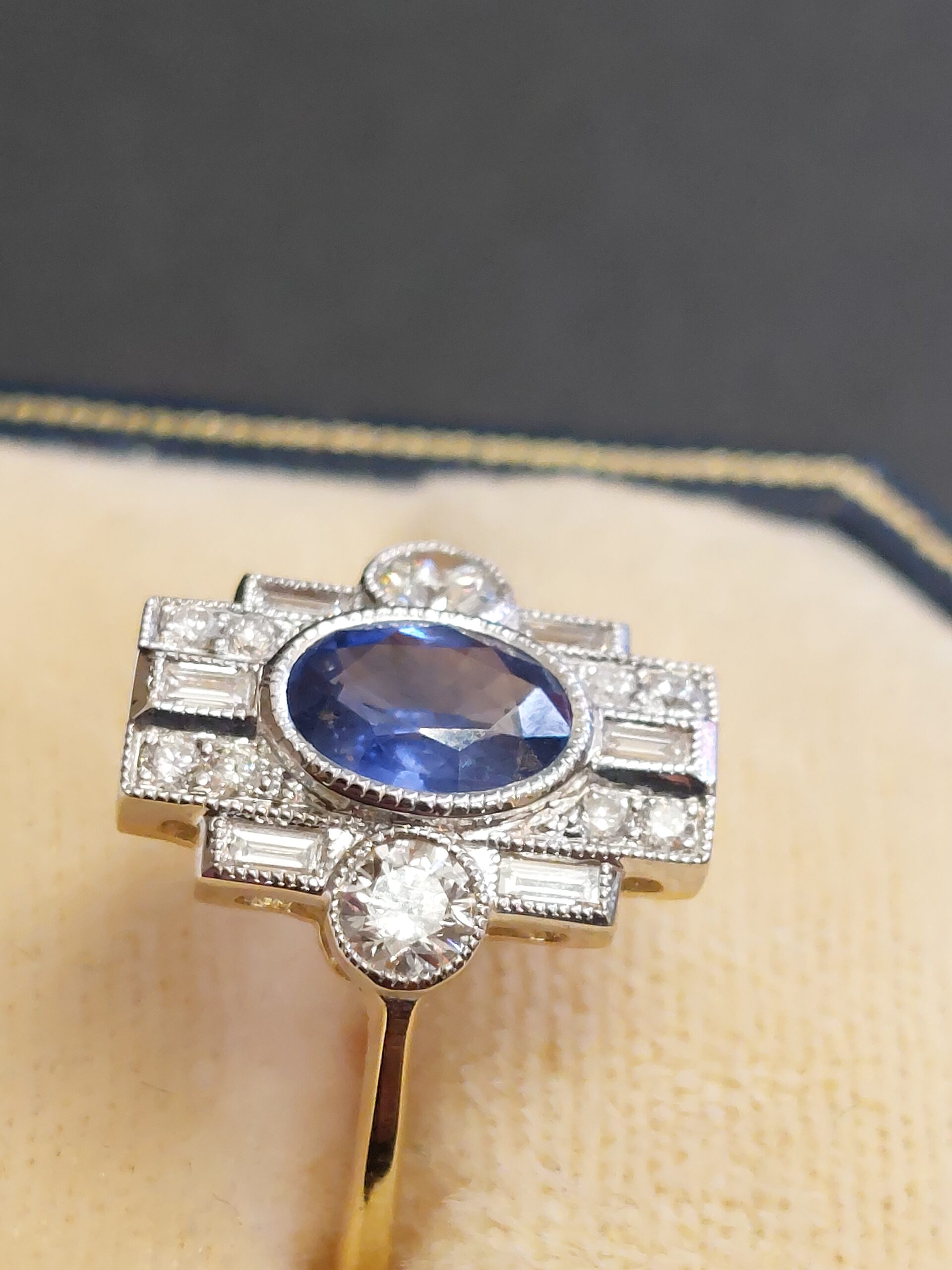 Ladies 18ct Y/G Natural Sapphire & Diamond Deco Style Ring - Stunning!!! - Image 9