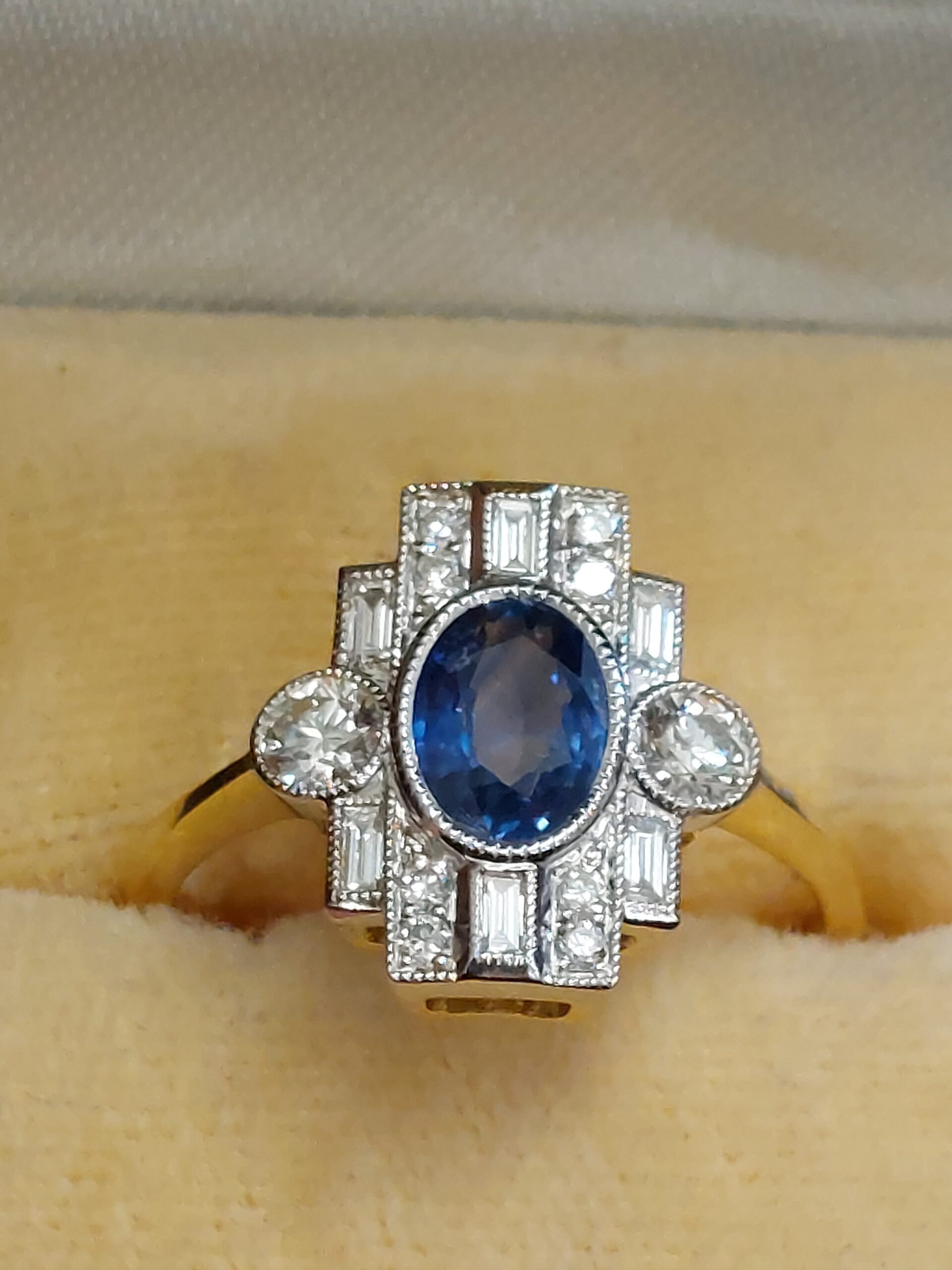 Ladies 18ct Y/G Natural Sapphire & Diamond Deco Style Ring - Stunning!!! - Image 11