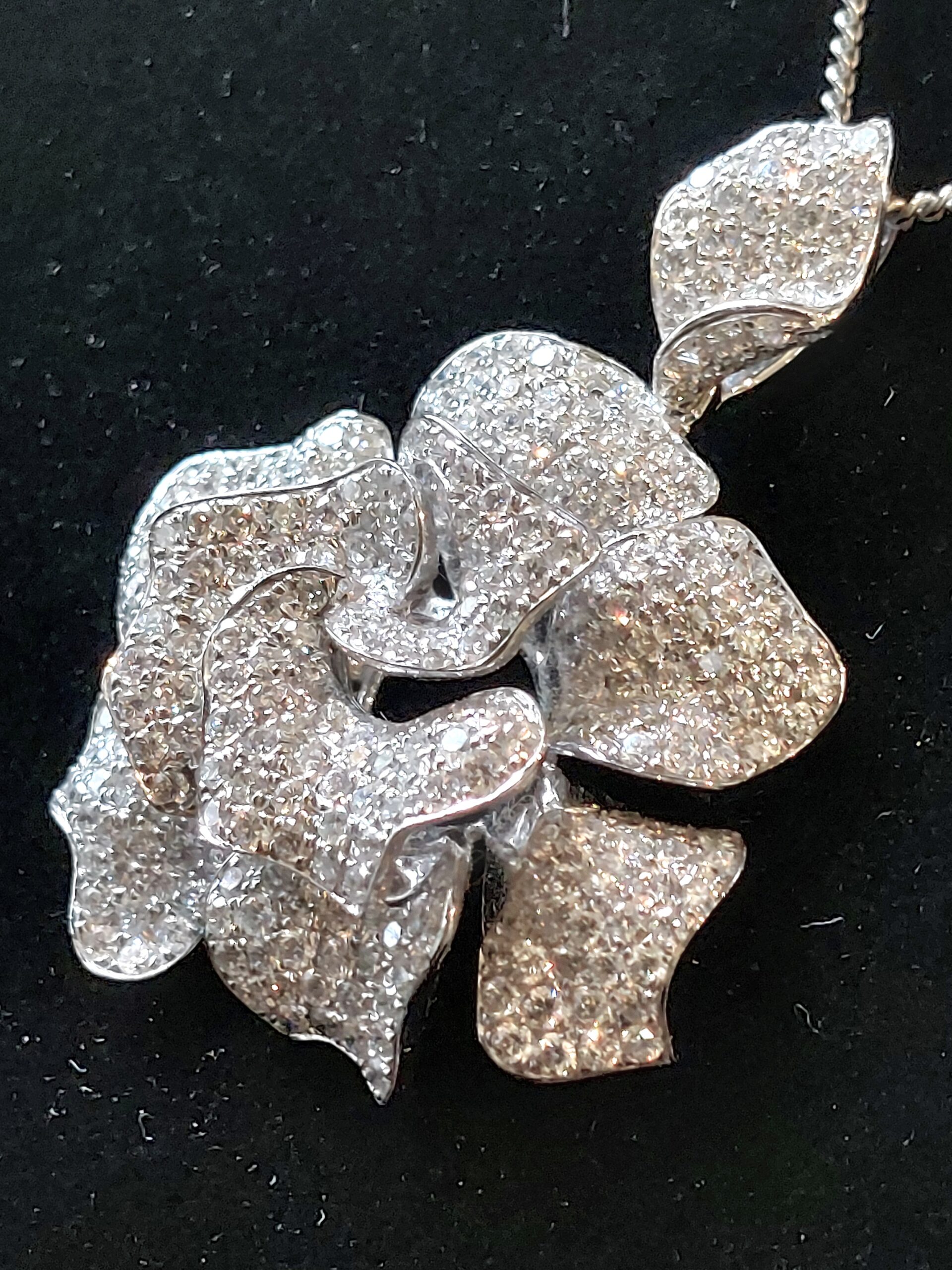18ct W/G & Natural Diamond Orchid Flower Pendant - Breathtakingly Beautiful!!! - Image 7
