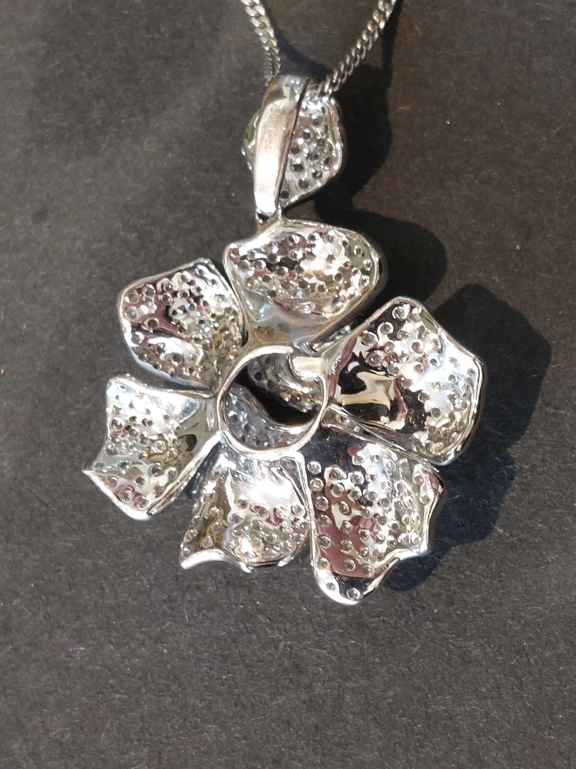18ct W/G & Natural Diamond Orchid Flower Pendant - Breathtakingly Beautiful!!! - Image 10