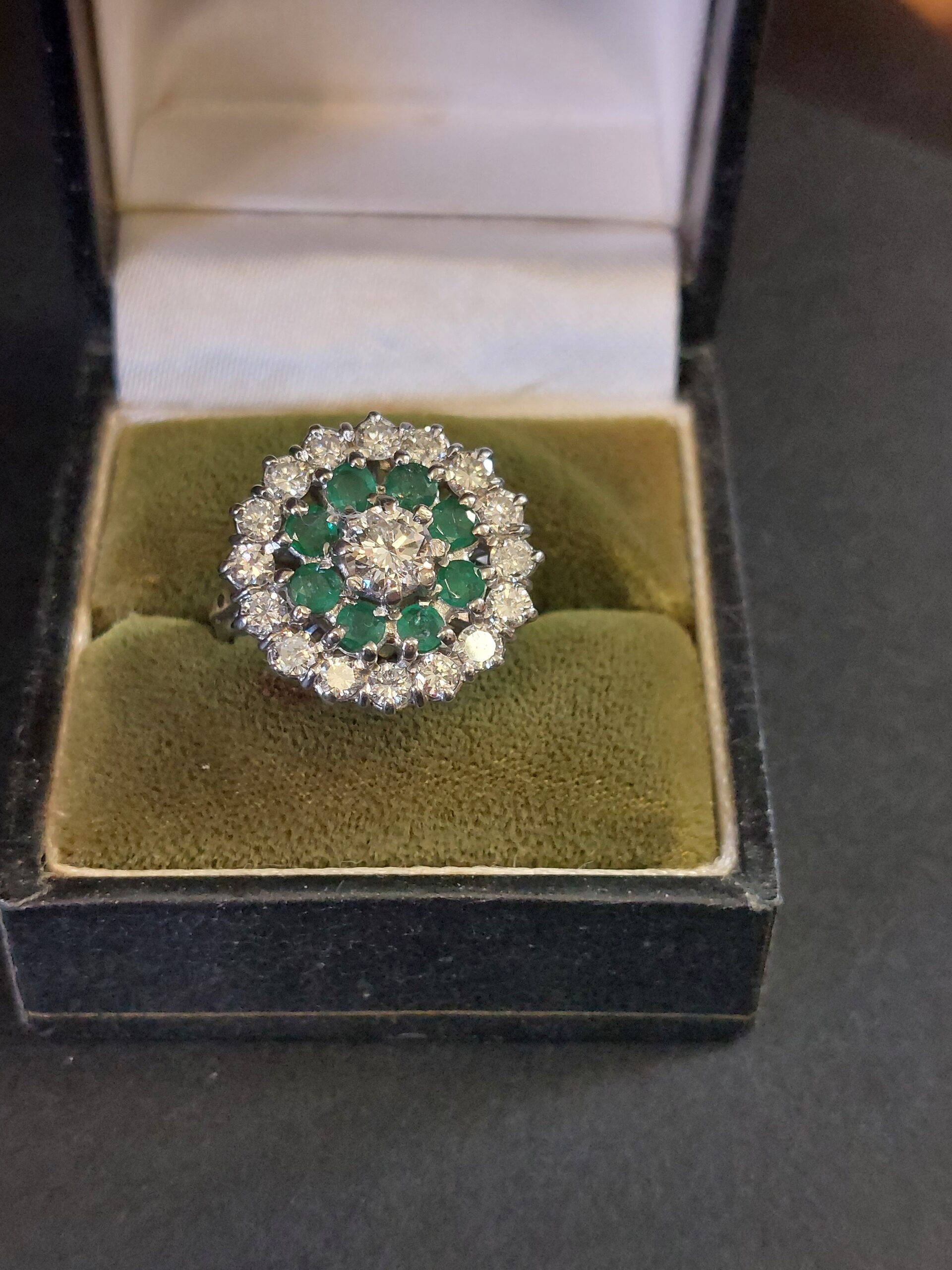 Vintage 18ct W/G Columbian Emerald and Natural Diamond Cluster - Image 6