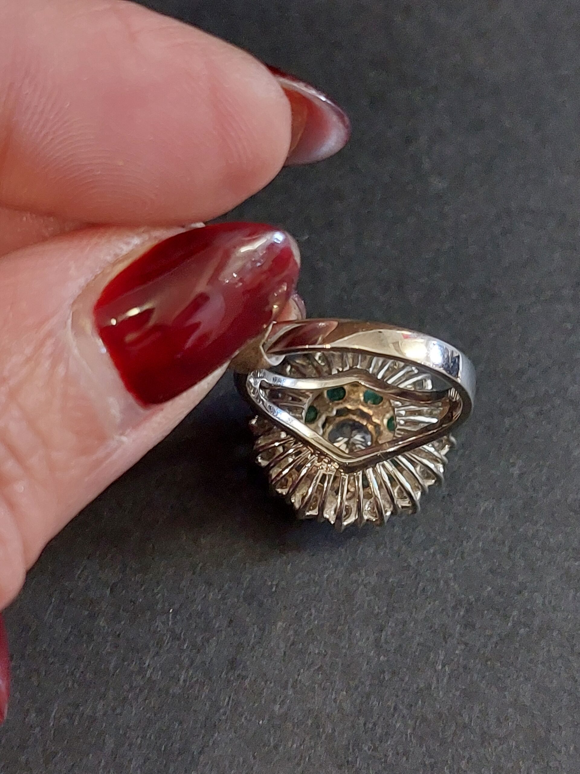 Vintage 18ct W/G Columbian Emerald and Natural Diamond Cluster - Image 2